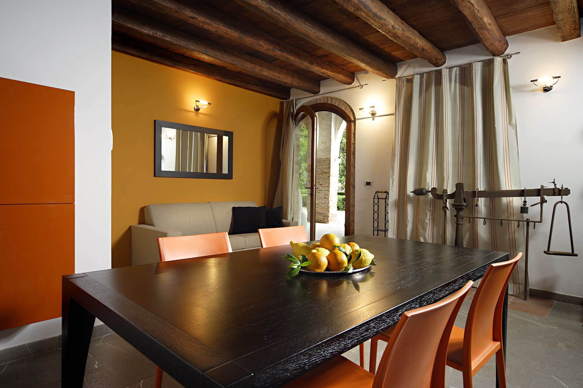 Soggiorno stile rustico con travi a vista di appartamenti vacanze a Mestre - Villa Moro Lin