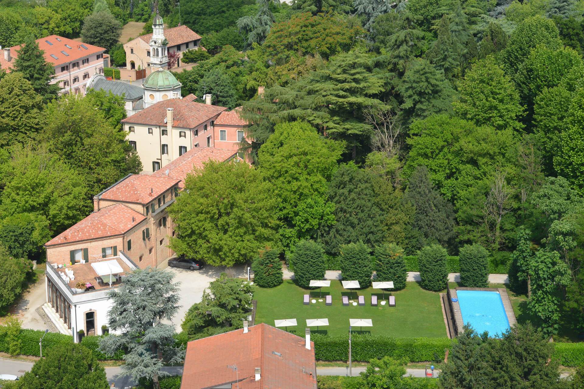 Vista aerea del residence a Mestre con parcheggio, parco e piscina – Villa Moro Lin